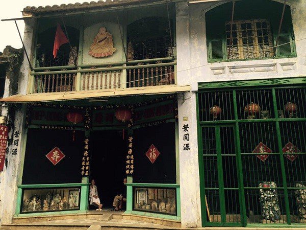 Sẽ không ngoa khi nói rằng Hội An mùa nào cũng đẹp. Nếu là một ngày khô ráo, bạn hãy thức dậy thật sớm để đón những ánh nắng đầu tiên nơi phố Hội. Còn nếu bắt găp những cơn mưa bạn hãy cứ thong thả tận hưởng không khí yên tĩnh bên trong một quán trà thoang thoảng mùi hương trầm của người Hoa. Sẽ không ngoa khi nói rằng Hội An mùa nào cũng đẹp. Nếu là một ngày khô ráo, bạn hãy thức dậy thật sớm để đón những ánh nắng đầu tiên nơi phố Hội. Còn nếu bắt găp những cơn mưa bạn hãy cứ thong thả tận hưởng không khí yên tĩnh bên trong một quán trà thoang thoảng mùi hương trầm của người Hoa.